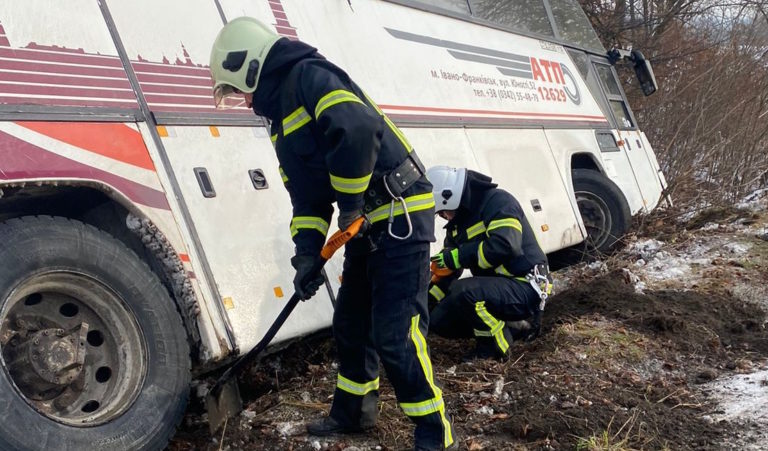 Під Франківськом автобус з пасажирами з’їхав з дороги (ФОТО)