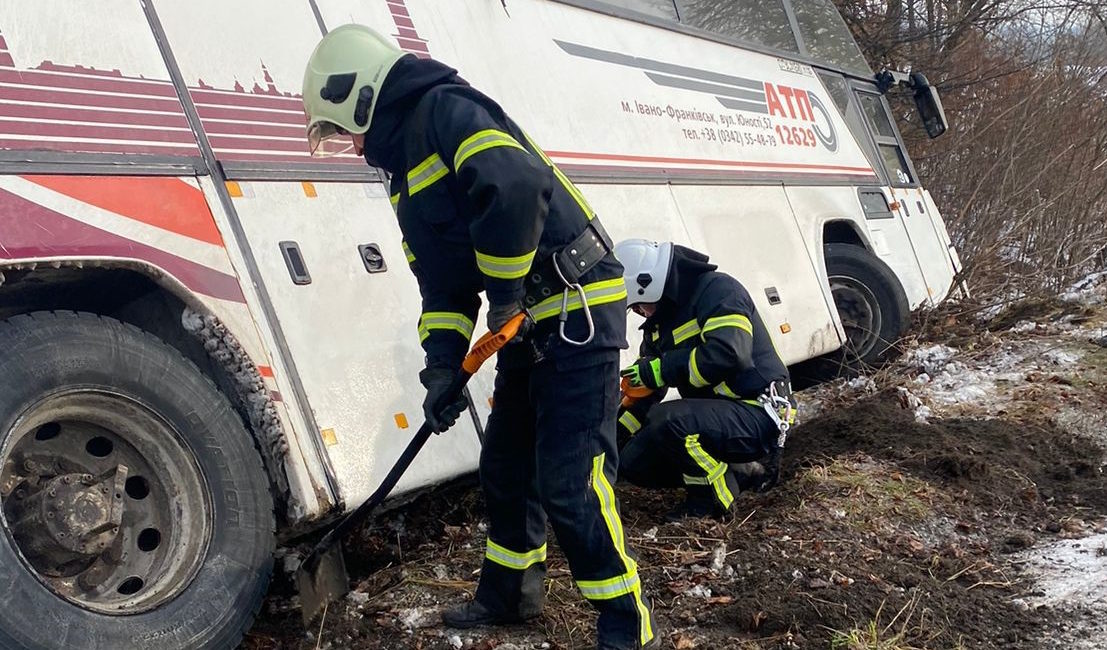 Під Франківськом автобус з пасажирами з’їхав з дороги (ФОТО)