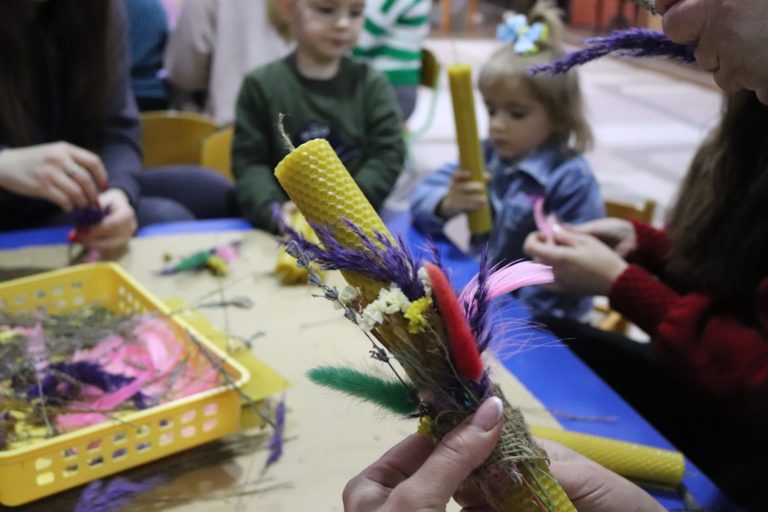 У калуському садочку виготовляли стрітенські свічки, щоб допомогти ЗСУ