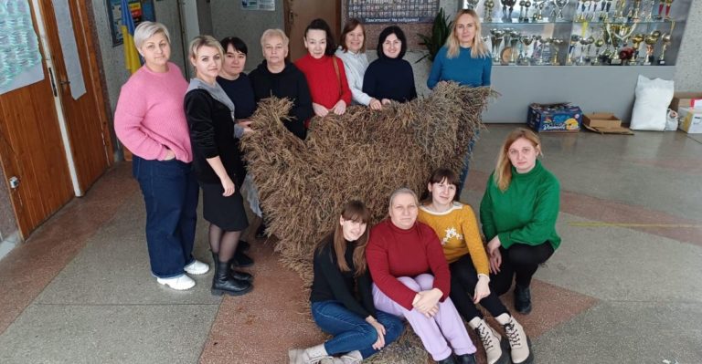 Працівники ліцею Франківська плетуть маскувальні сітки на канікулах (ФОТО)