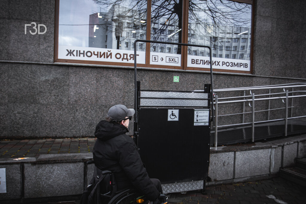 “На оглядовий майданчик ратуші хотів би потрапити, але там сходи наверх”: про доступність Івано-Франківська для людей на колісному кріслі (ФОТО)