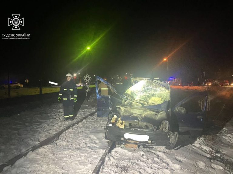 Поблизу Франківська зіткнулися потяг та автомобіль (ФОТО) 
