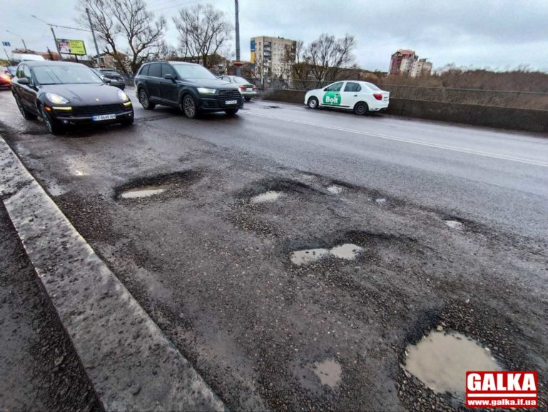 Мало їзди, багато злості: фоторепортаж з моста на Пасічну (І ВІДЕО ТЕЖ)