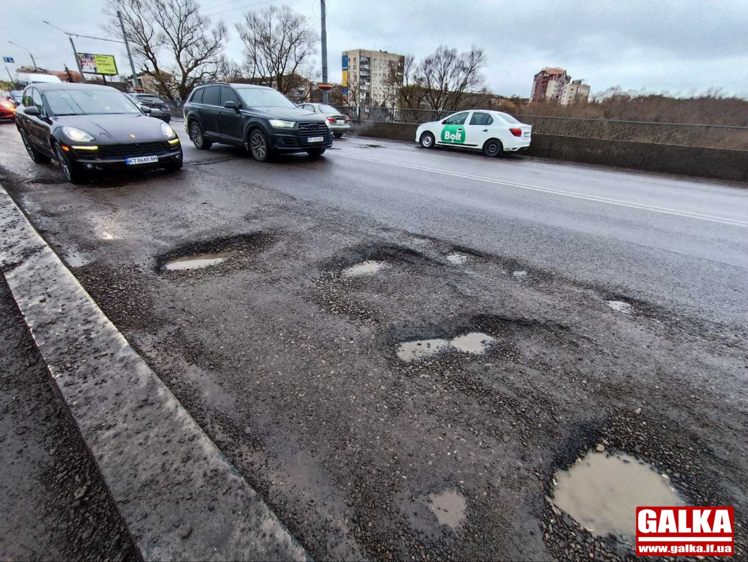 Мало їзди, багато злості: фоторепортаж з моста на Пасічну (І ВІДЕО ТЕЖ)