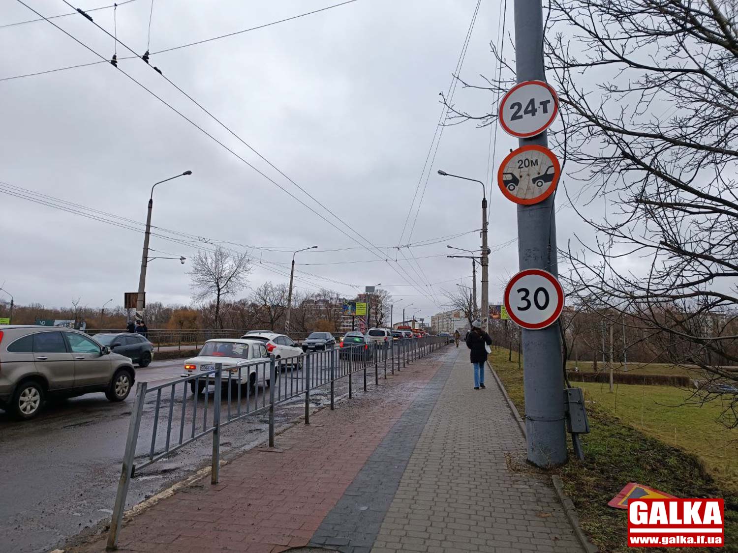 Біля моста на Пасічну досі не зʼявилися обмежувачі для фур: у мерії пояснили чому