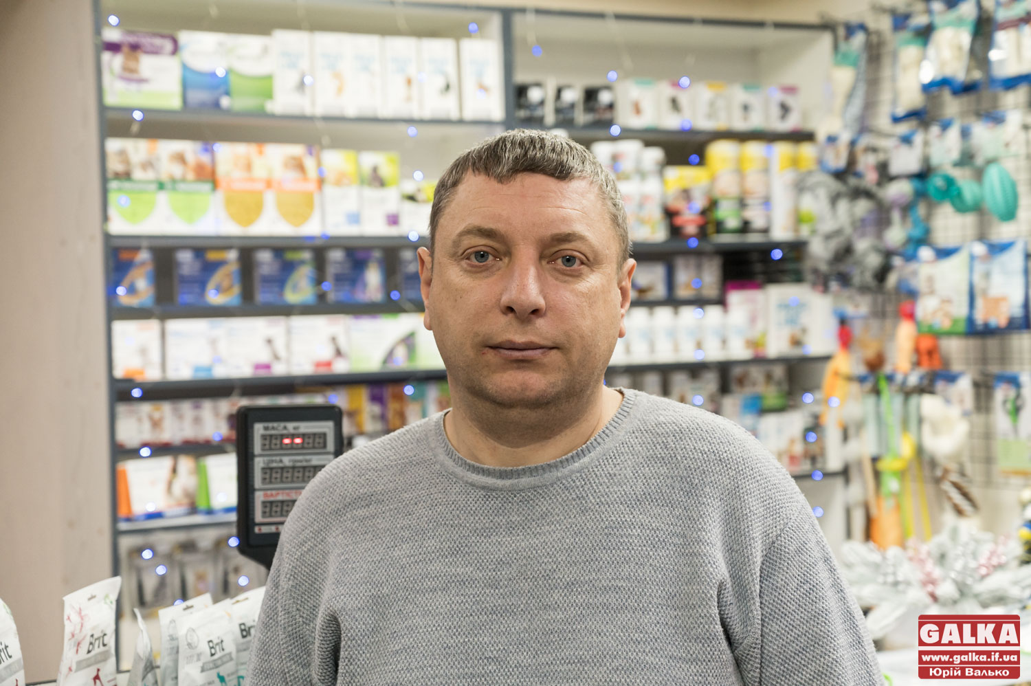 “Наші котики”: як у Франківську воїн Роман Турик відкрив зоомагазин та допомагає фронту (ФОТО)