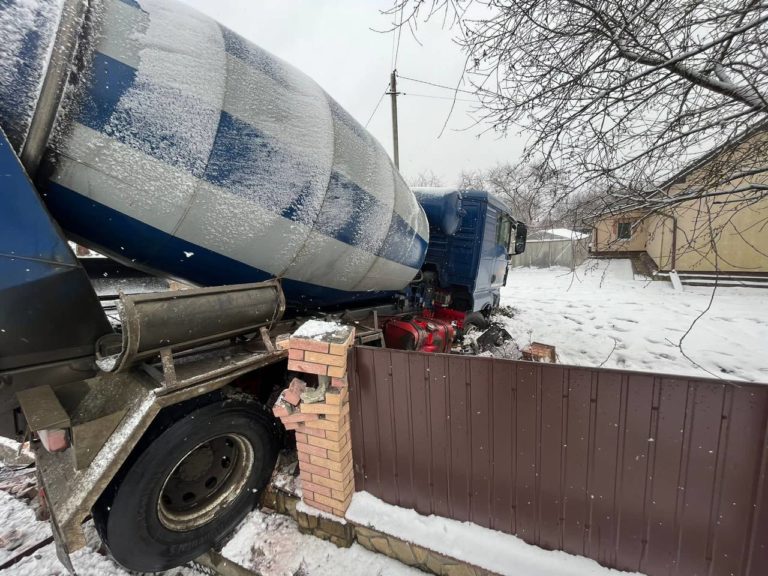 Під Франківськом бетонозмішувач протаранив паркан та зупинився на подвірʼї будинку (ФОТОФАКТ)