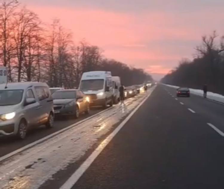 Через крижаний дощ на Прикарпатті колапс на дорогах: затори в сторону Коломиї та Галича (ВІДЕО)