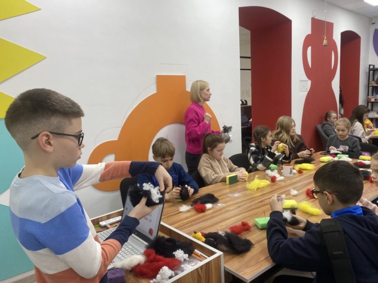 “Це моя маленька мрія”: у Франківську 10-річний Нікіта Агре навчає дітей валяти тваринок з вовни (ФОТО)