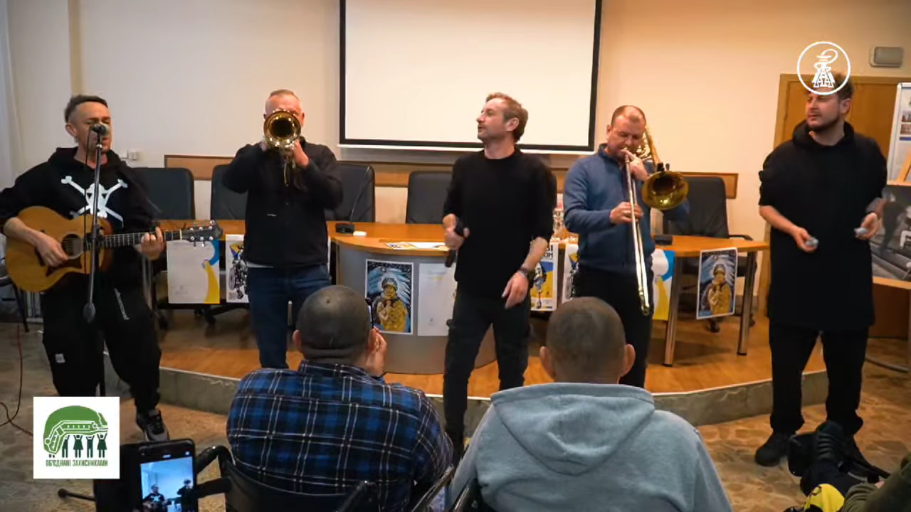 “Жадан і Собаки” виступили у франківському госпіталі для військових (ВІДЕО)