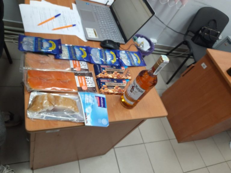 Вкрав рибу, ром та шоколадки: у Долині затримали магазинного крадія (ФОТОФАКТ)