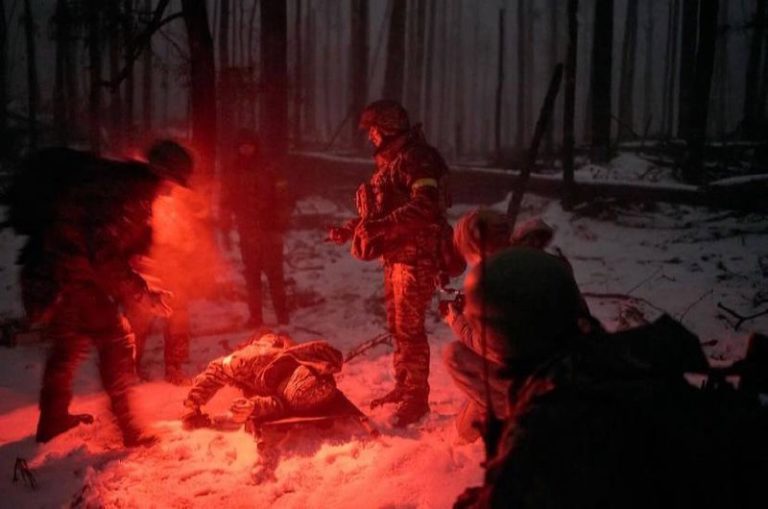 “В маленькій норці 5 людей”: фотограф Костя Ліберов показав атмосферу на позиціях прикарпатської “десятки” на “нулі” (ФОТО)
