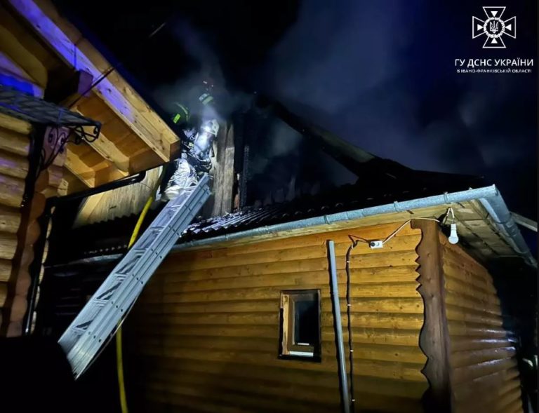 У Микуличині горів житловий будинок (ФОТО З МІСЦЯ)