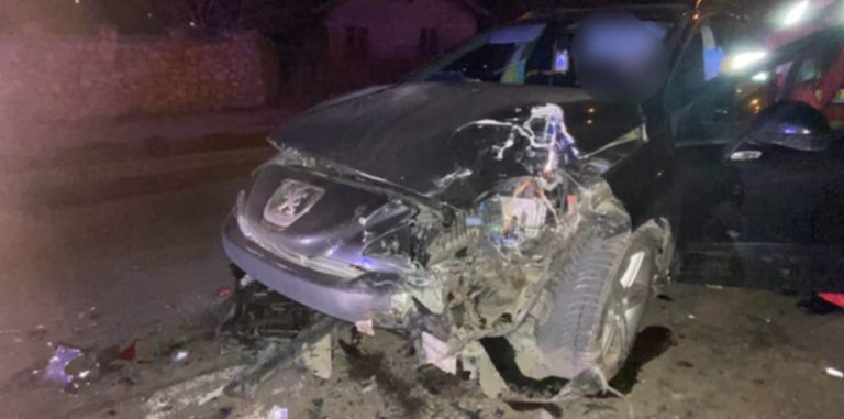 У Франківську п’яний водій на “Peugeot” врізався у дві автівки (ФОТО З МІСЦЯ)