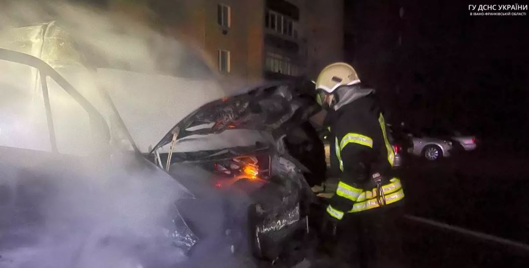У Долині серед житлових будинків горів мікроавтобус та легковик (ФОТО З МІСЦЯ)