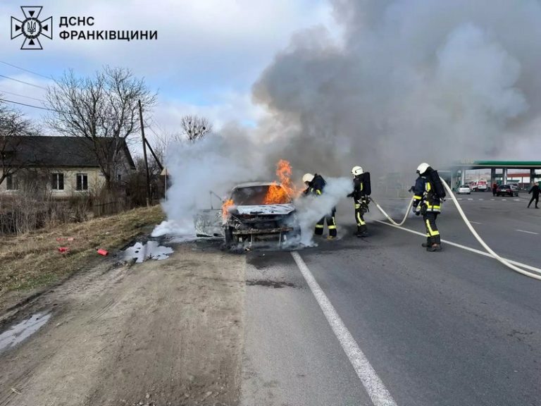 У Калуші серед дня згорів автомобіль (ФОТО)