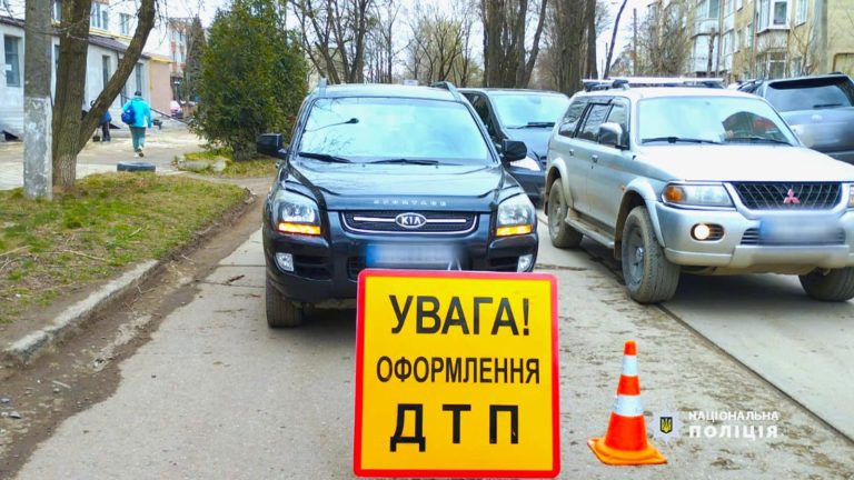 На Чорновола автівка наїхала на жінку. Вона в лікарні (ФОТО)