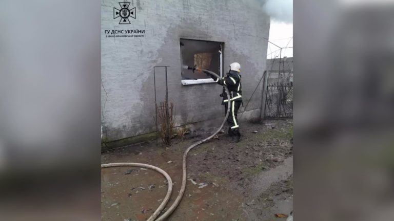 Гараж з транспортом горів на Калущині (ФОТО З МІСЦЯ)