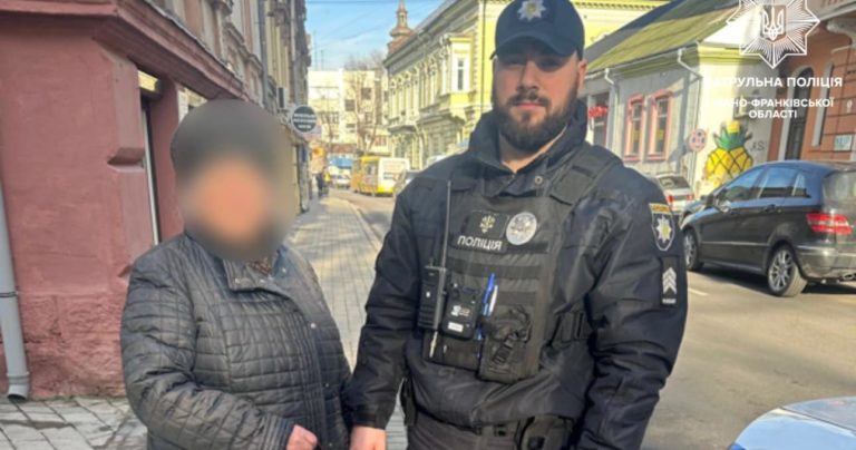 Франківські патрульні повернули жінці вкрадену сумку та телефони (ФОТОФАКТ)