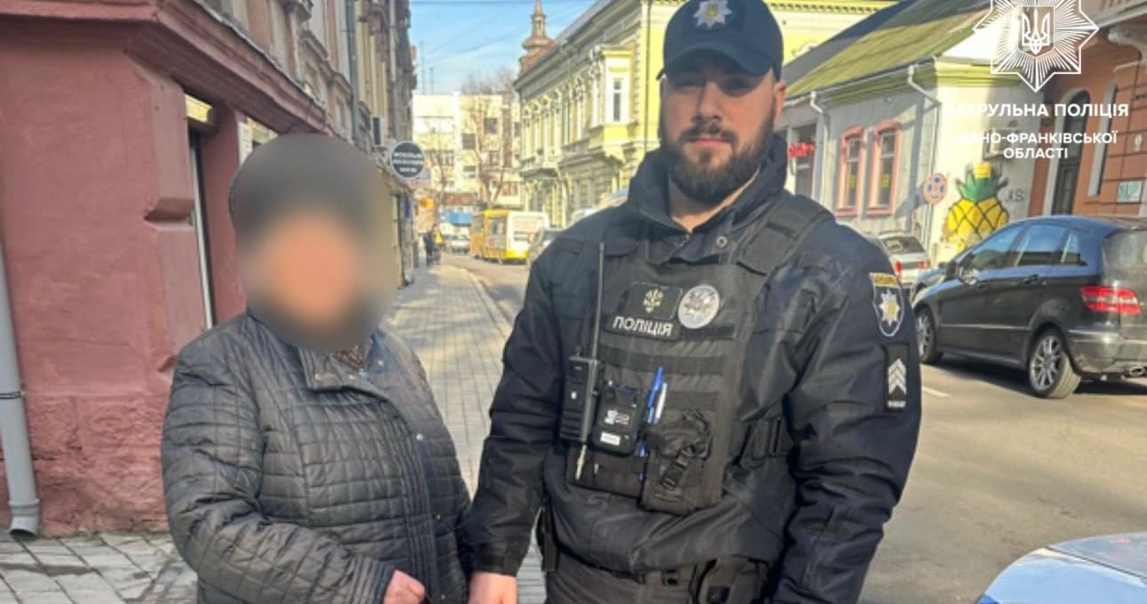 Франківські патрульні повернули жінці вкрадену сумку та телефони (ФОТОФАКТ)