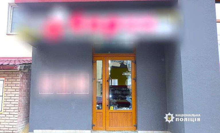 Вибив двері: у Франківську чоловік вкрав 2 000 гривень з продуктового магазину (ФОТО)