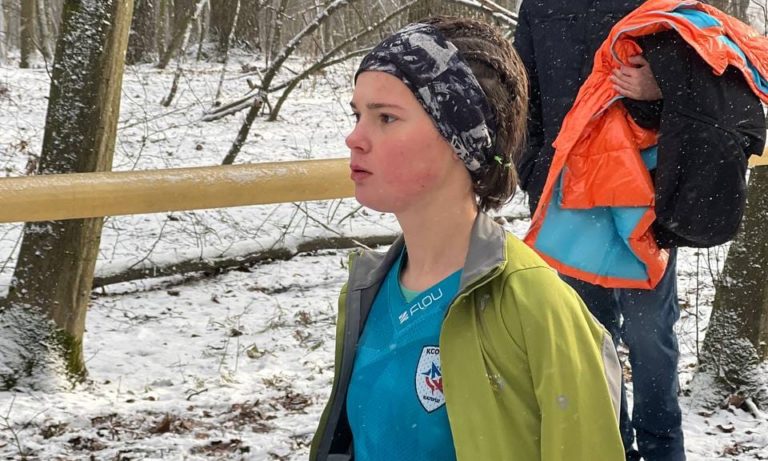 Плете брелоки, щоб потрапити на Чемпіонат Європи: історія юної калуської спортивної орієнтувальниці (ФОТО)