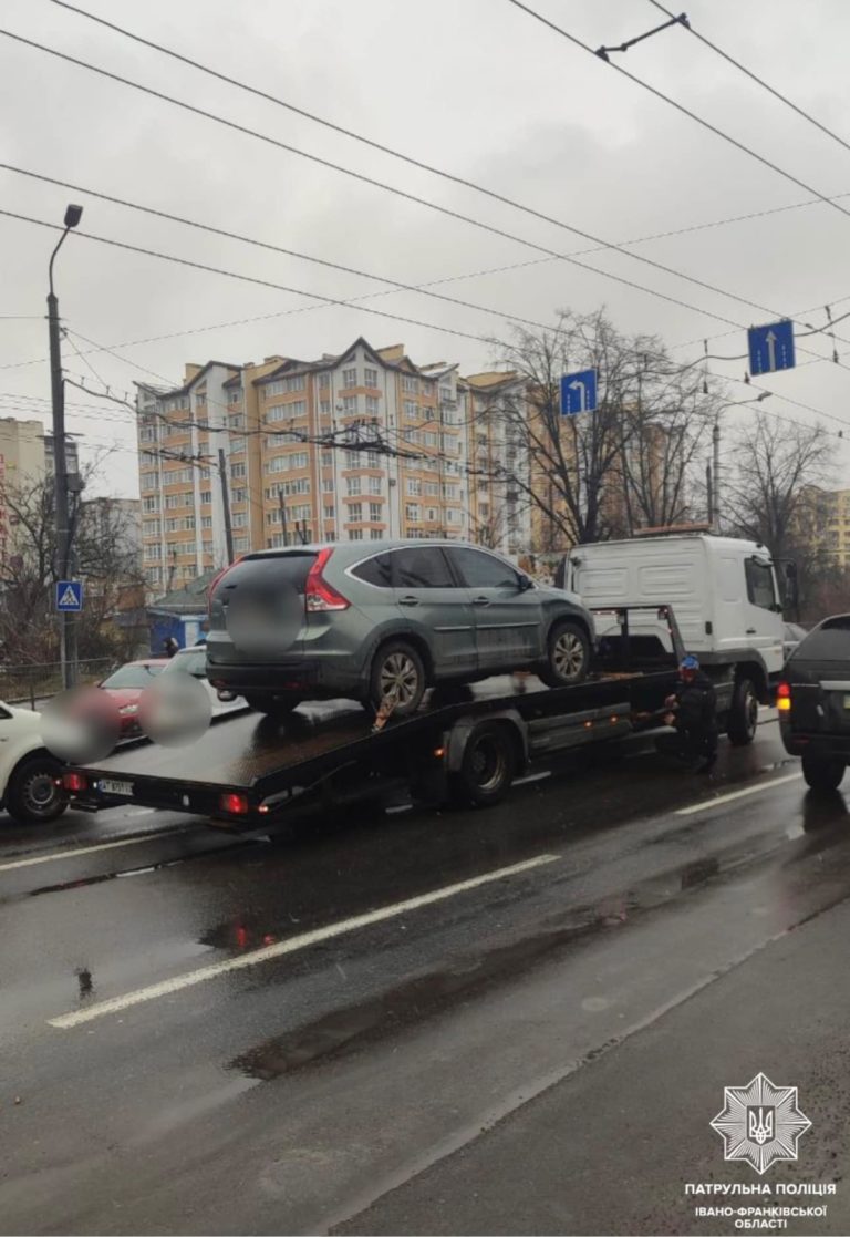 У Франківську водій втікав від поліції та вчинив ДТП: тест на алкоголь не пройшов (ФОТО З МІСЦЯ)