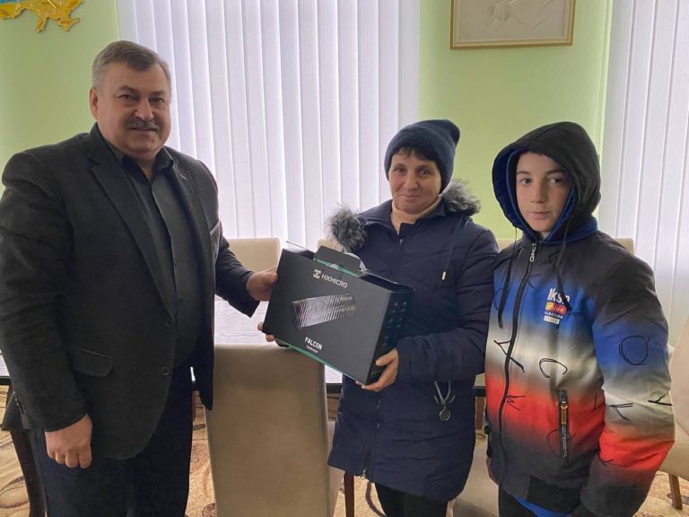У Городенці матері захисника передали тепловізор, гроші на який збирали всією громадою (ФОТО)