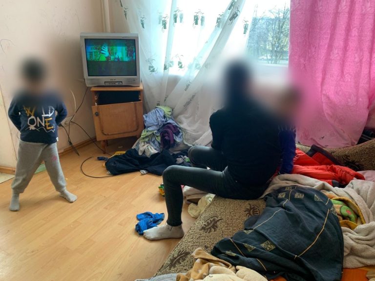 Через неналежний догляд у калуської сім’ї забрали двох дітей (ФОТО)