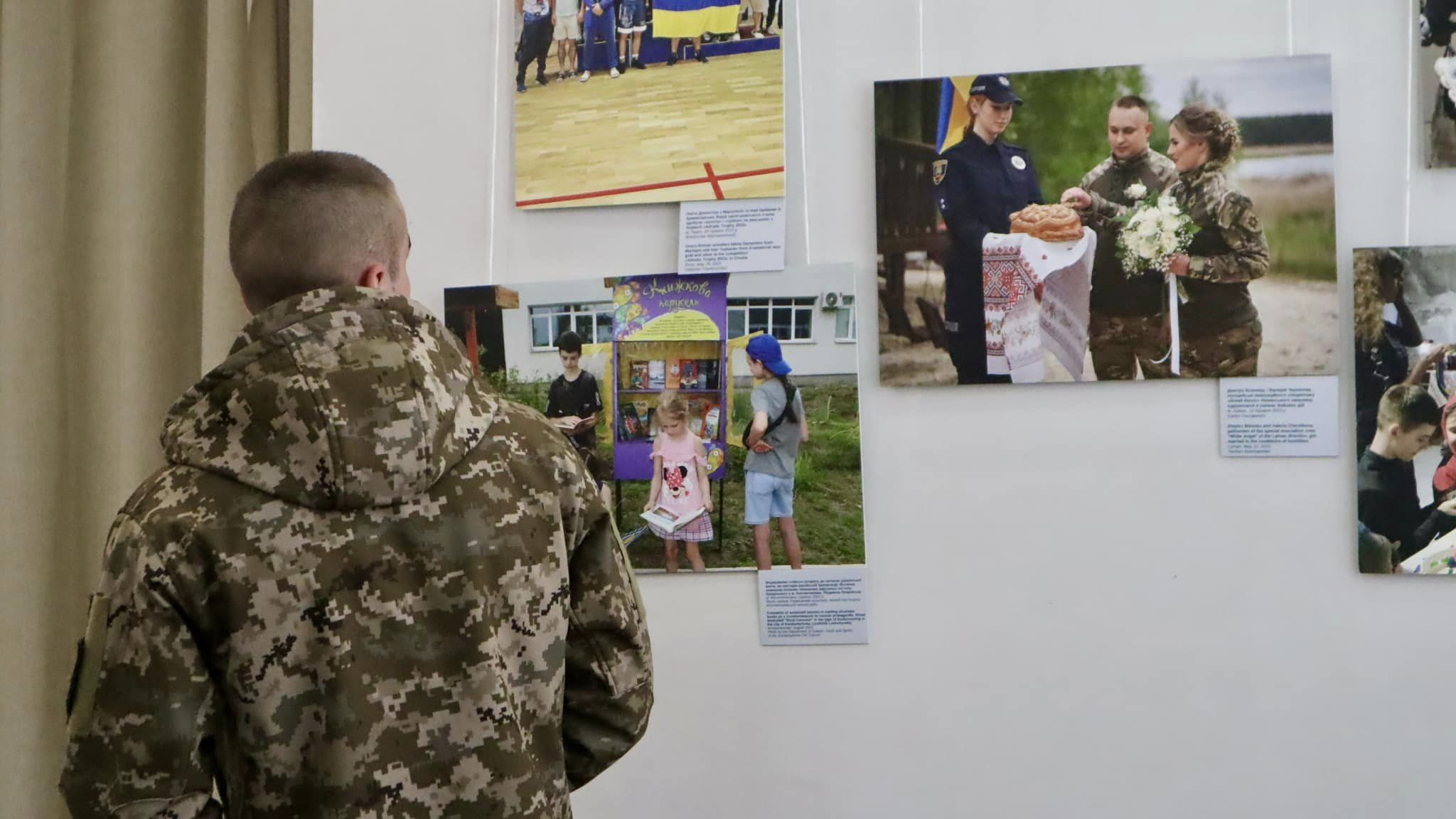 “Незламність в об’єктиві”: у Коломиї відкрили фотовиставку про український спротив (ФОТО)