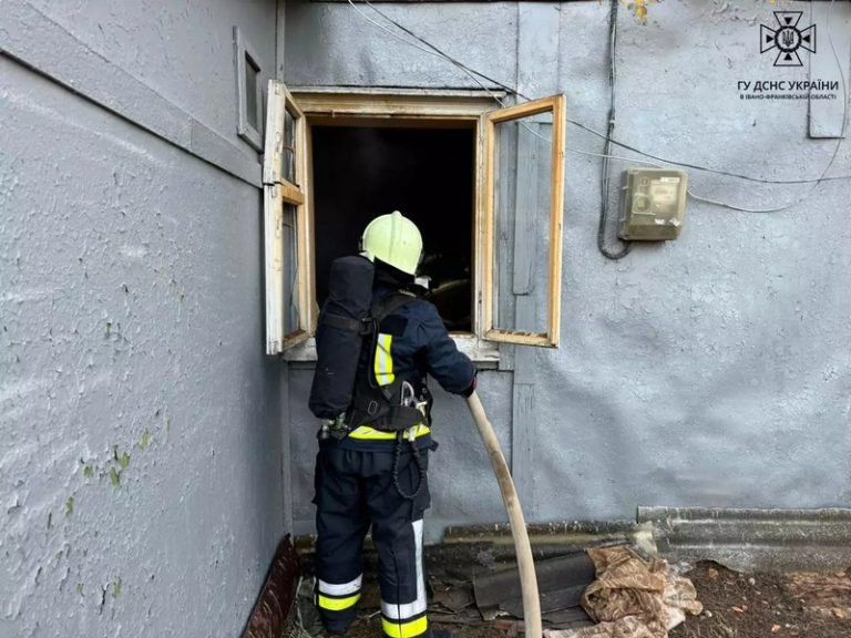 Під Калушем на місці пожежі мертвим знайшли чоловіка (ФОТО З МІСЦЯ)