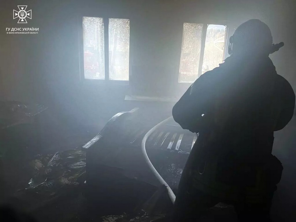 Зранку у Верховині горів будинок, постраждав чоловік (ФОТО)