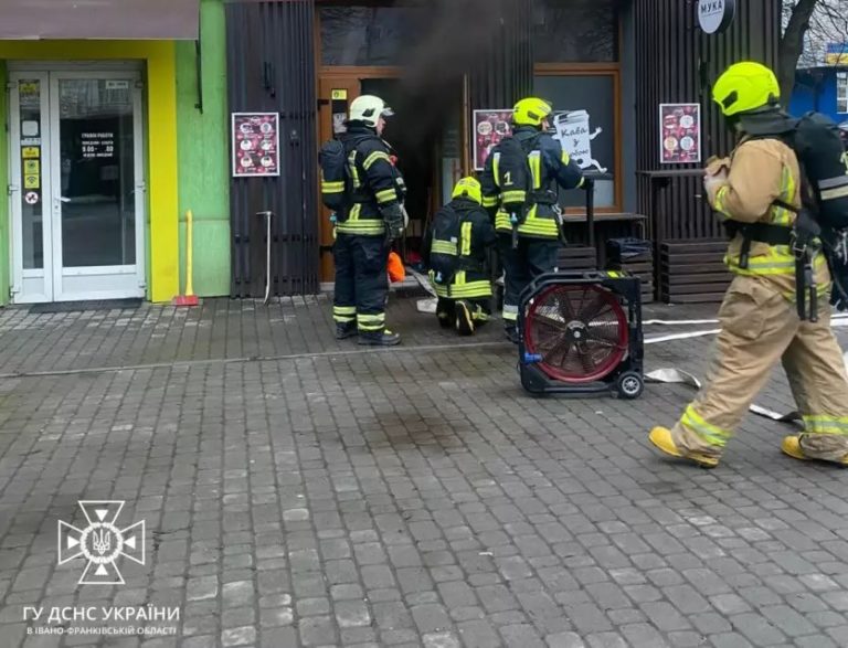 У Франківську пожежники врятували магазин, в якому загорівся холодильник (ФОТО)