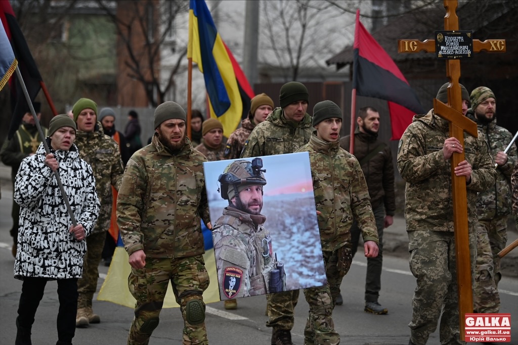 Сотні франківців провели в останню путь воїна Романа Корнуту (ФОТО)