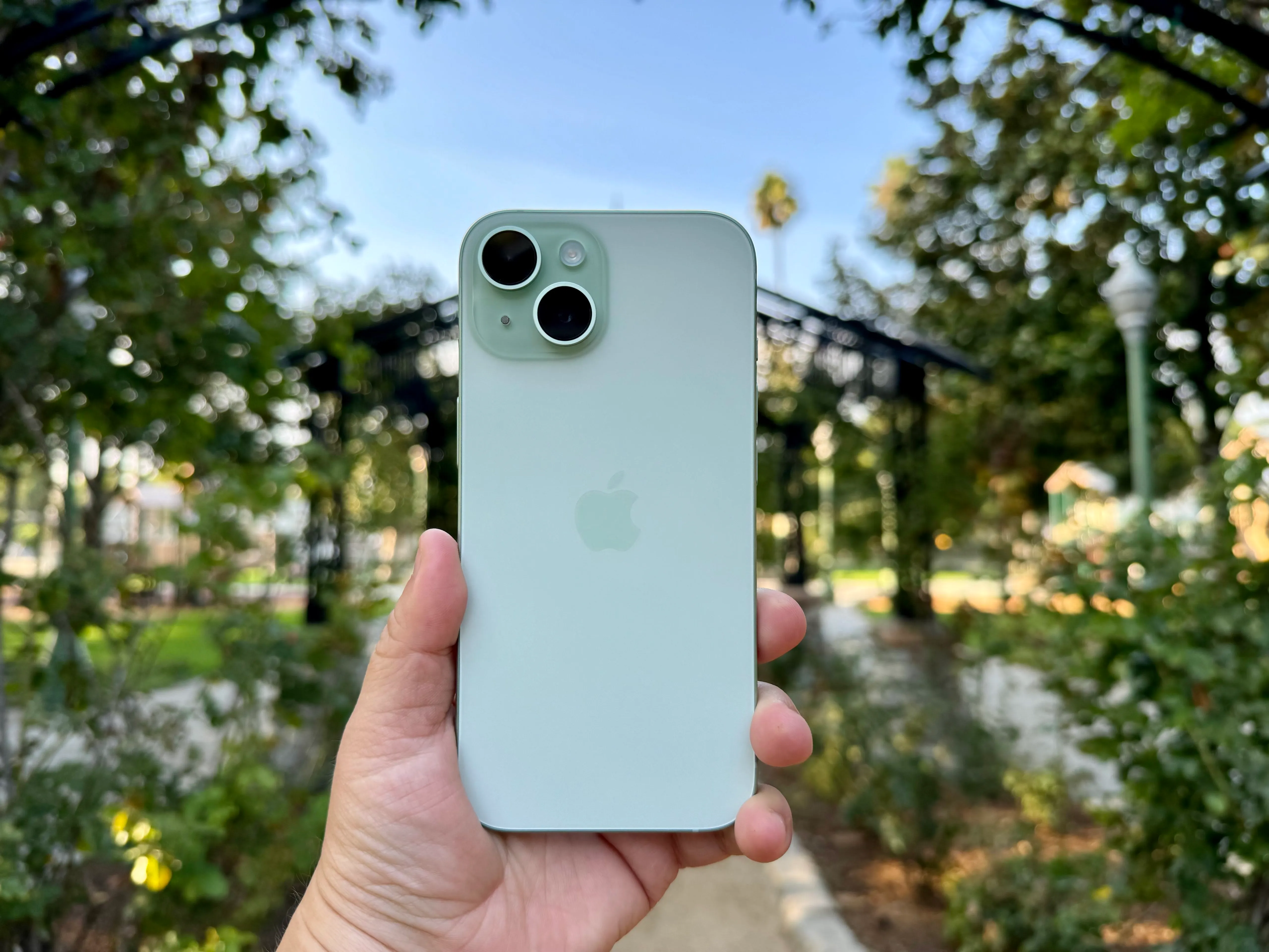 ТПУ, силікон, шкіра: з якого матеріалу обрати чохол на iPhone 15