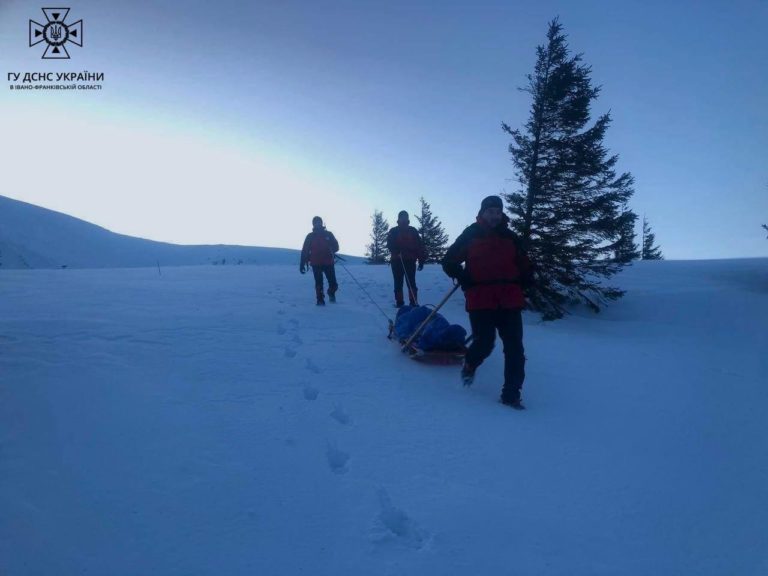 На Говерлі чоловік травмував ногу – його зносили рятувальники (ФОТО)
