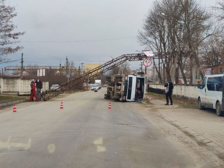 Розкрився на ходу: у Франківську автокран зірвав металеву перешкоду над собою і перекинувся (ФОТО З МІСЦЯ)