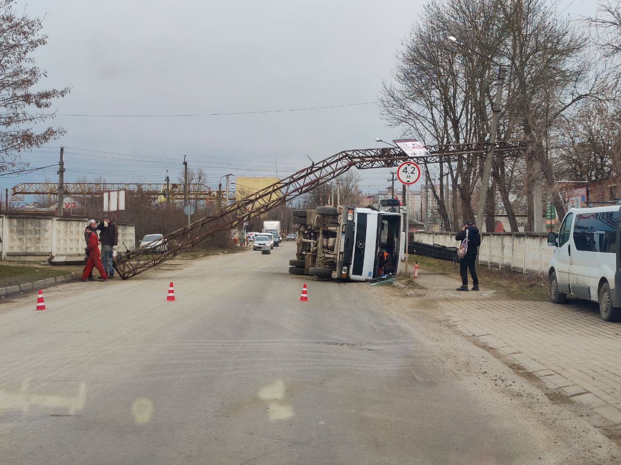 Розкрився на ходу: у Франківську автокран зірвав металеву перешкоду над собою і перекинувся (ФОТО З МІСЦЯ)