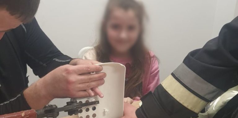 У Снятині рятувальники допомогли дитині витягнути пальці, які застрягли у кріслі освітнього центру (ФОТО З МІСЦЯ)