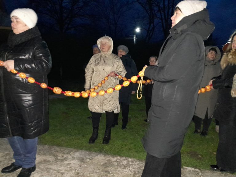 Моляться на вервиці із писанок: на Калущині запровадили особливу щоденну молитву (ФОТО)