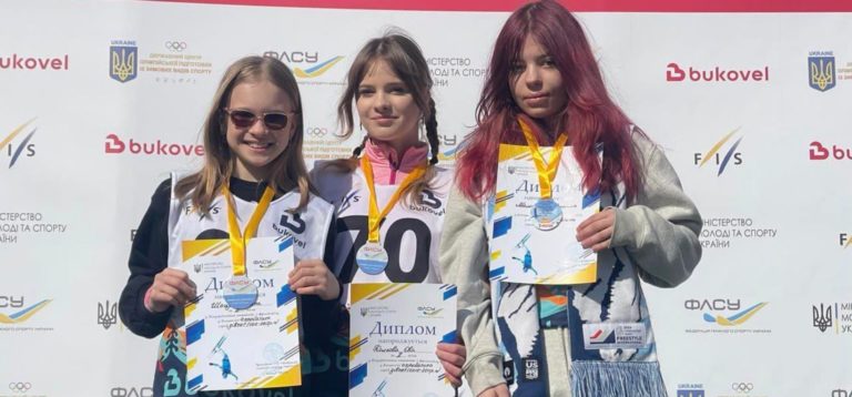 Юні прикарпатки вибороли друге місце для області на змаганнях з лижної акробатики
