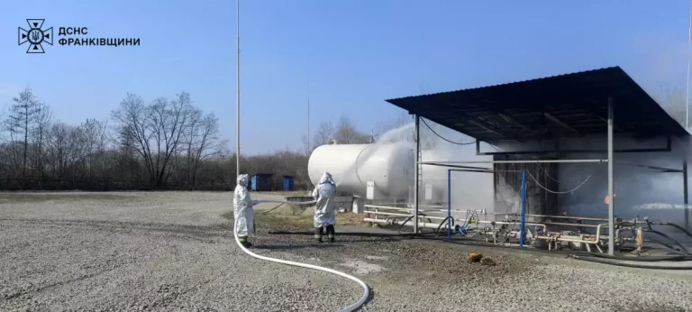 У Хриплині на пожежі постраждав чоловік: горів газ з трубопроводу (ФОТОФАКТ)