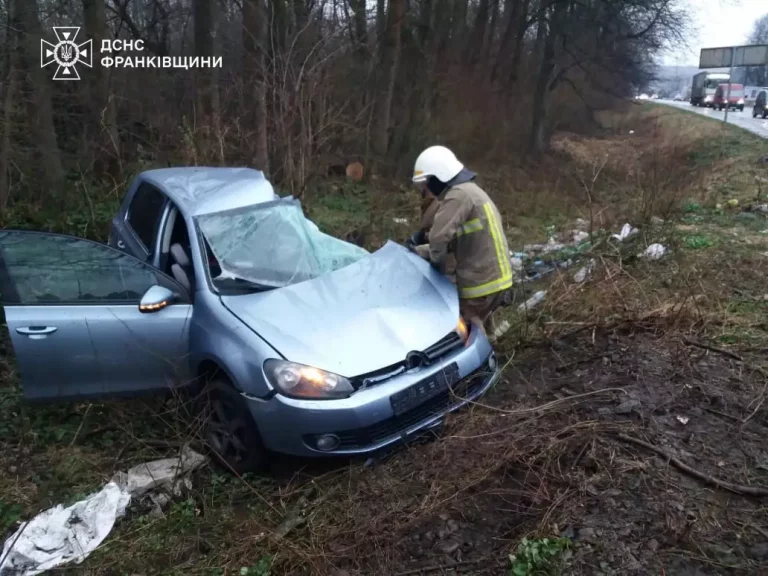 У Калуші легкових зіткнувся з вантажівкою, є травмовані (ФОТОФАКТ)