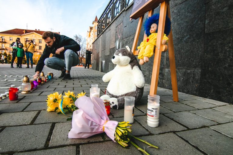 У Франківську вшанували памʼять загиблих у Маріупольському драмтеатрі (ФОТО)