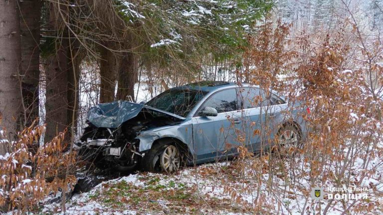 У Татарові п’яний водій врізався в дерево: двоє пасажирів в лікарні (ФОТО З МІСЦЯ)