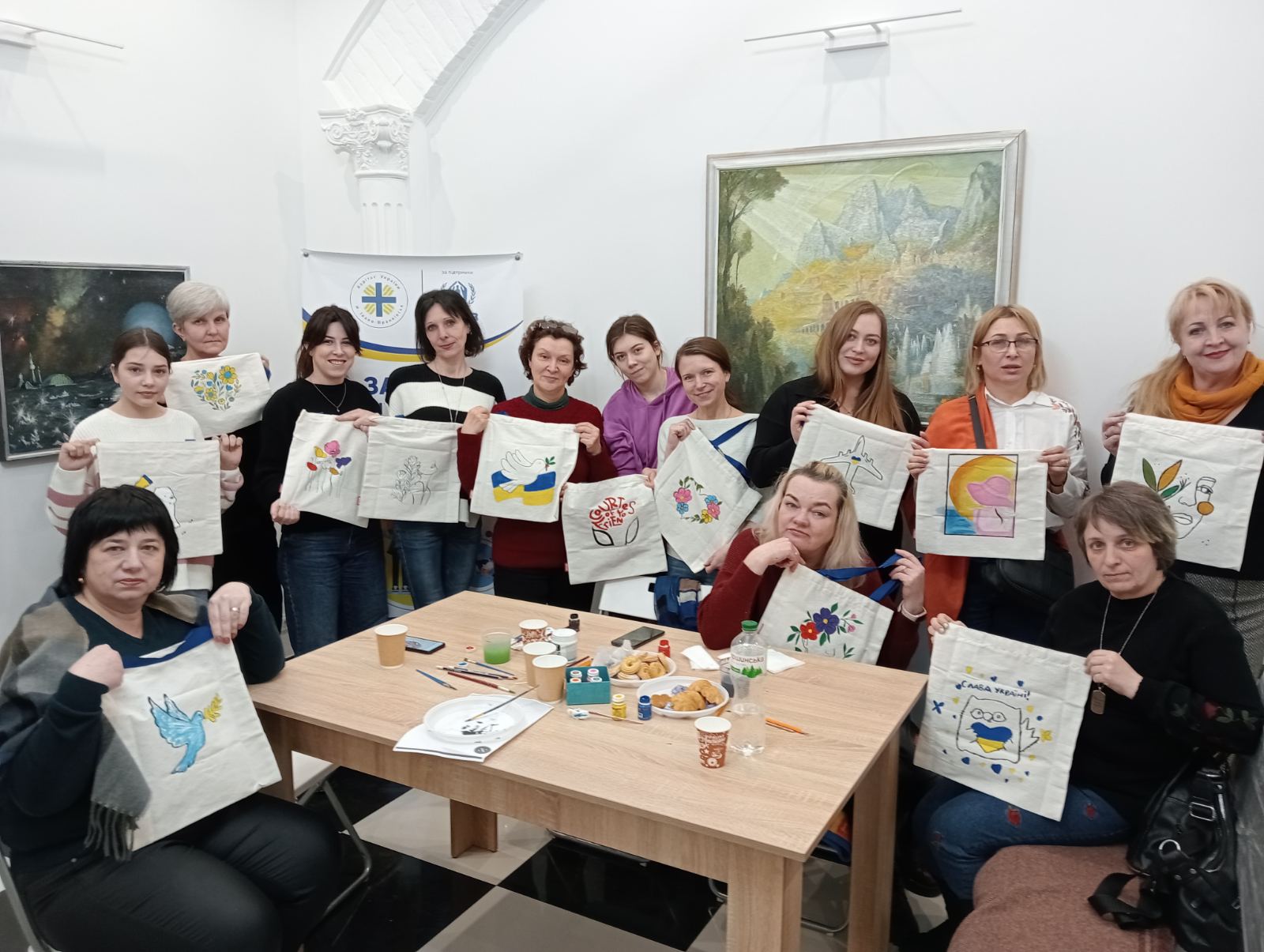 У Франківську жінки, які втратили на війні рідних, розмальовували екосумки (ФОТО)