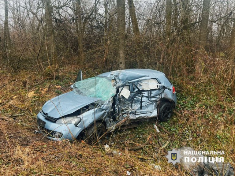 Мати з дитиною померли у лікарні: поблизу Калуша зіткнулися вантажівка та легковик (ФОТО)