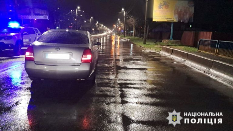 У Калуші чоловік йшов посеред дороги й потрапив під колеса двох машин: він загинув (ФОТО)