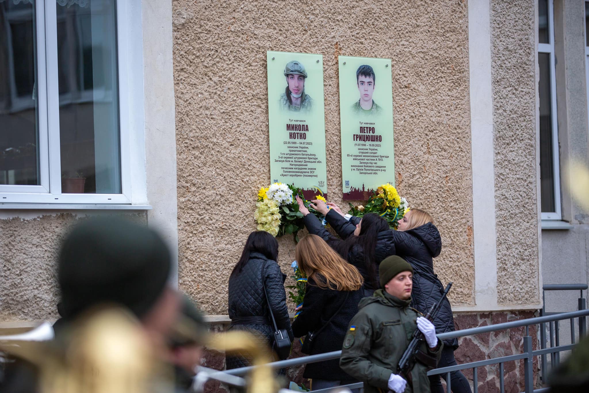 На фасаді франківського ліцею відкрили анотаційні дошки двом воїнам – Миколі Котку та Петру Грицюшку (ФОТО)