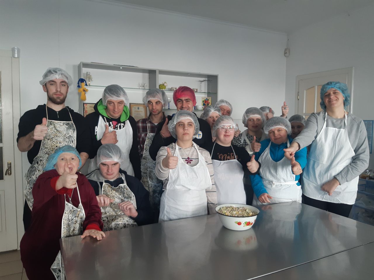 Перуть, саджають квіти й шиють: як інклюзивна молодь проводить час у франківському Карітасі (ФОТО)